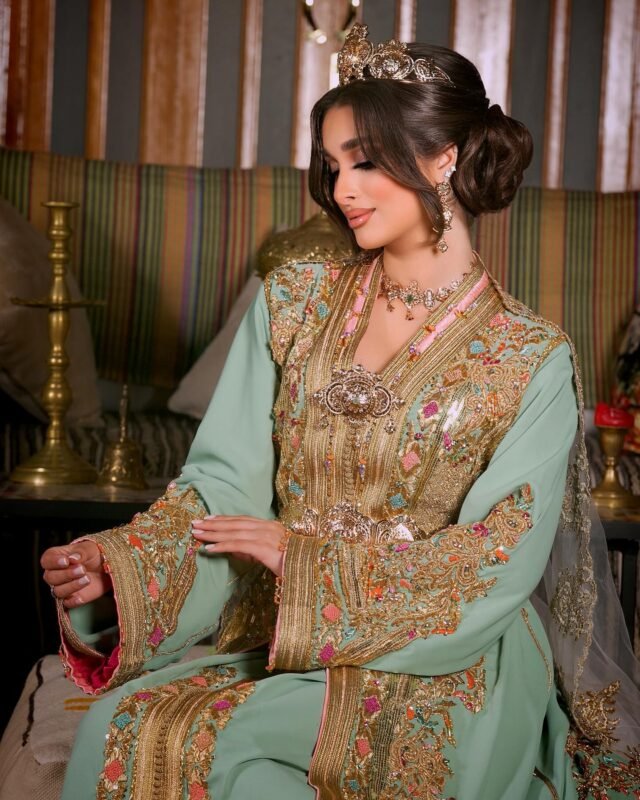 Caftan Glamour Découvrez l'élégance intemporelle du caftan henna, une pièce traditionnelle marocaine magnifiquement ornée. Nos caftans en henna allient beauté et tradition pour des moments inoubliables. Explorez notre collection unique aujourd'hui !