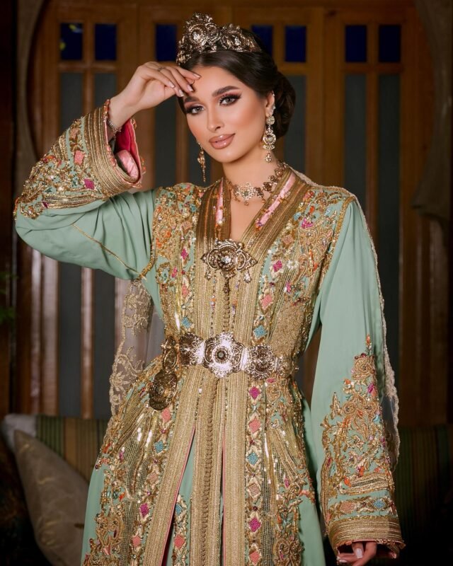 Caftan Glamour Découvrez l'élégance intemporelle du caftan henna, une pièce traditionnelle marocaine magnifiquement ornée. Nos caftans en henna allient beauté et tradition pour des moments inoubliables. Explorez notre collection unique aujourd'hui !