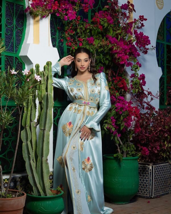 Caftan Glamour Découvrez l'élégance intemporelle du caftan henna, une pièce traditionnelle marocaine magnifiquement ornée. Nos caftans en henna allient beauté et tradition pour des moments inoubliables. Explorez notre collection unique aujourd'hui !