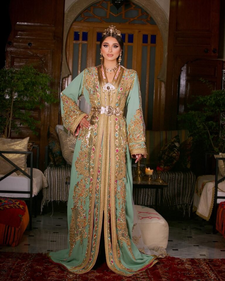 Caftan Glamour Découvrez l'élégance intemporelle du caftan henna, une pièce traditionnelle marocaine magnifiquement ornée. Nos caftans en henna allient beauté et tradition pour des moments inoubliables. Explorez notre collection unique aujourd'hui !