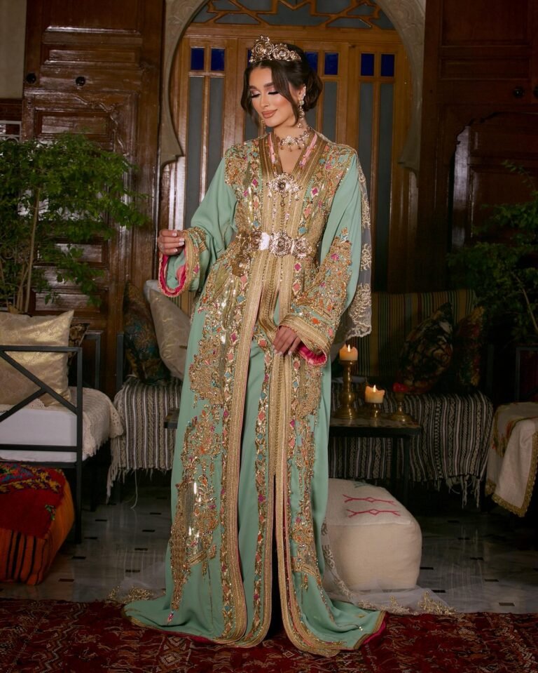 Caftan Glamour Découvrez l'élégance intemporelle du caftan henna, une pièce traditionnelle marocaine magnifiquement ornée. Nos caftans en henna allient beauté et tradition pour des moments inoubliables. Explorez notre collection unique aujourd'hui !