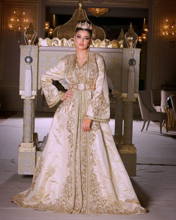 Caftan Glamour Découvrez l'élégance intemporelle du caftan henna, une pièce traditionnelle marocaine magnifiquement ornée. Nos caftans en henna allient beauté et tradition pour des moments inoubliables. Explorez notre collection unique aujourd'hui !