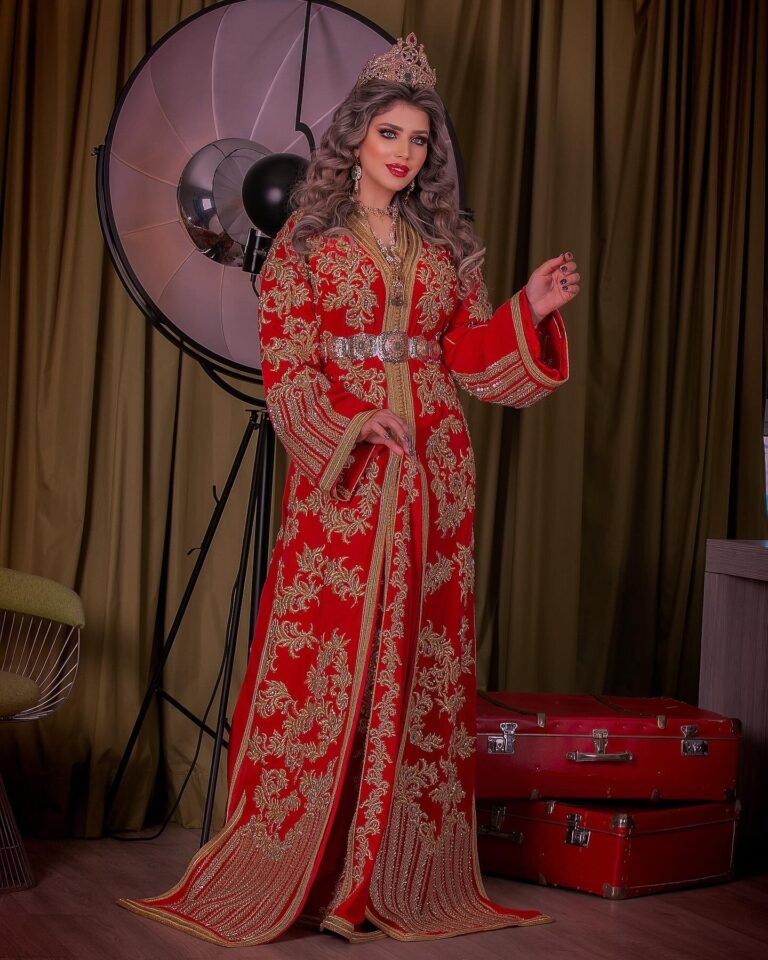 Caftan Glamour Découvrez l'élégance intemporelle du caftan henna, une pièce traditionnelle marocaine magnifiquement ornée. Nos caftans en henna allient beauté et tradition pour des moments inoubliables. Explorez notre collection unique aujourd'hui !