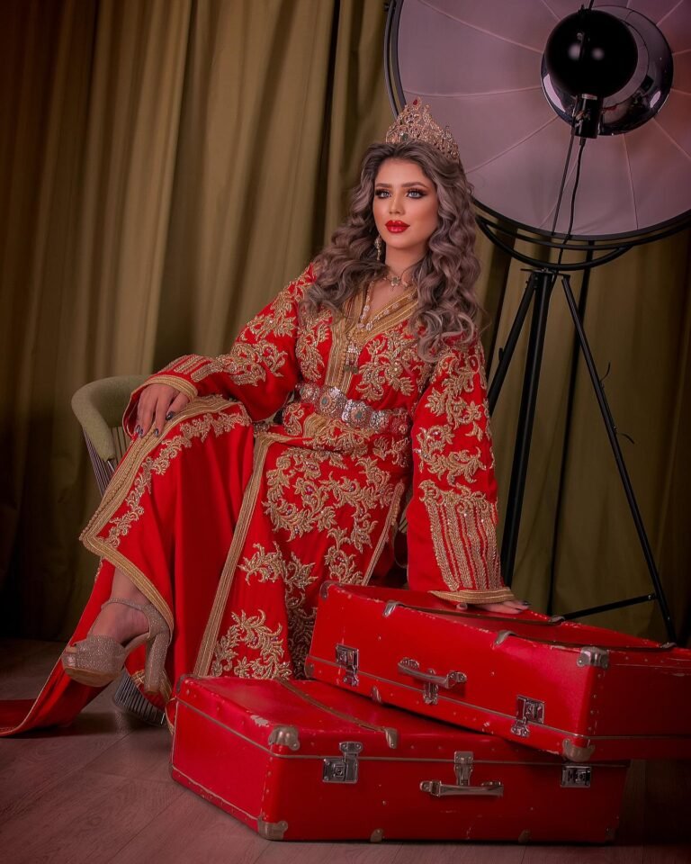 Caftan Glamour Découvrez l'élégance intemporelle du caftan henna, une pièce traditionnelle marocaine magnifiquement ornée. Nos caftans en henna allient beauté et tradition pour des moments inoubliables. Explorez notre collection unique aujourd'hui !