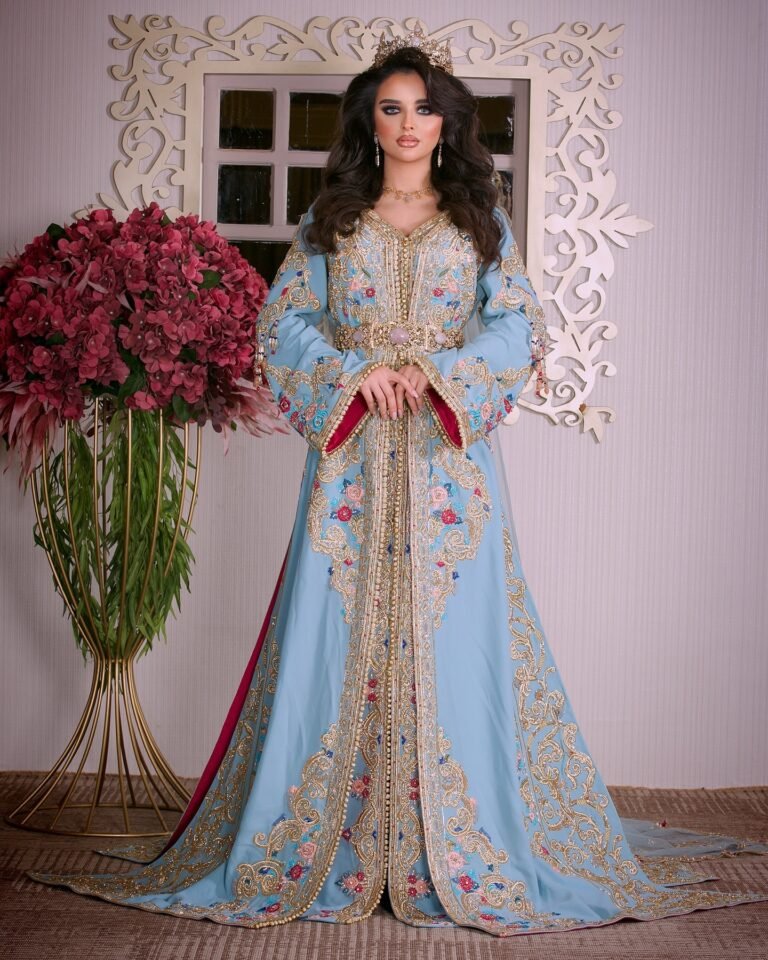 Caftan Glamour Découvrez l'élégance intemporelle du caftan henna, une pièce traditionnelle marocaine magnifiquement ornée. Nos caftans en henna allient beauté et tradition pour des moments inoubliables. Explorez notre collection unique aujourd'hui !