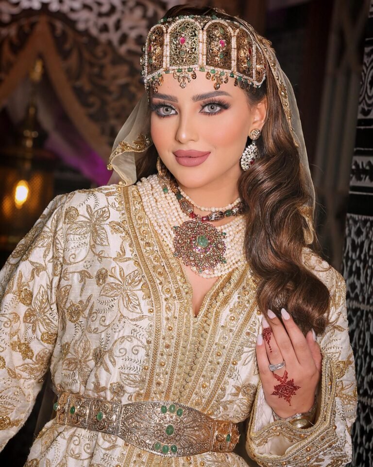 Caftan Glamour Découvrez l'élégance intemporelle du caftan henna, une pièce traditionnelle marocaine magnifiquement ornée. Nos caftans en henna allient beauté et tradition pour des moments inoubliables. Explorez notre collection unique aujourd'hui !