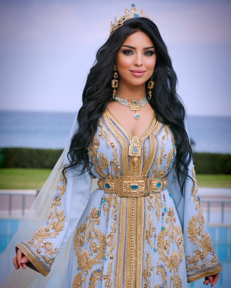 Caftan Glamour Découvrez l'élégance intemporelle du caftan henna, une pièce traditionnelle marocaine magnifiquement ornée. Nos caftans en henna allient beauté et tradition pour des moments inoubliables. Explorez notre collection unique aujourd'hui !