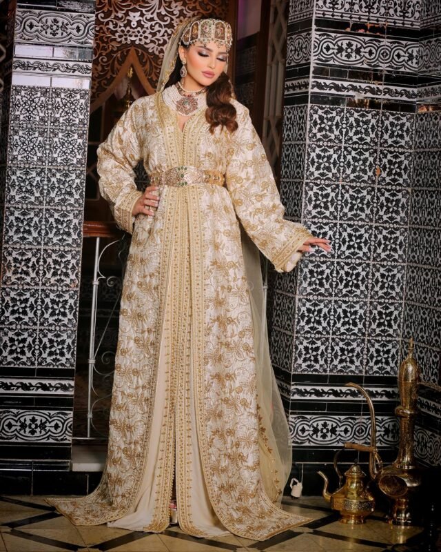 Caftan Glamour Découvrez l'élégance intemporelle du caftan henna, une pièce traditionnelle marocaine magnifiquement ornée. Nos caftans en henna allient beauté et tradition pour des moments inoubliables. Explorez notre collection unique aujourd'hui !