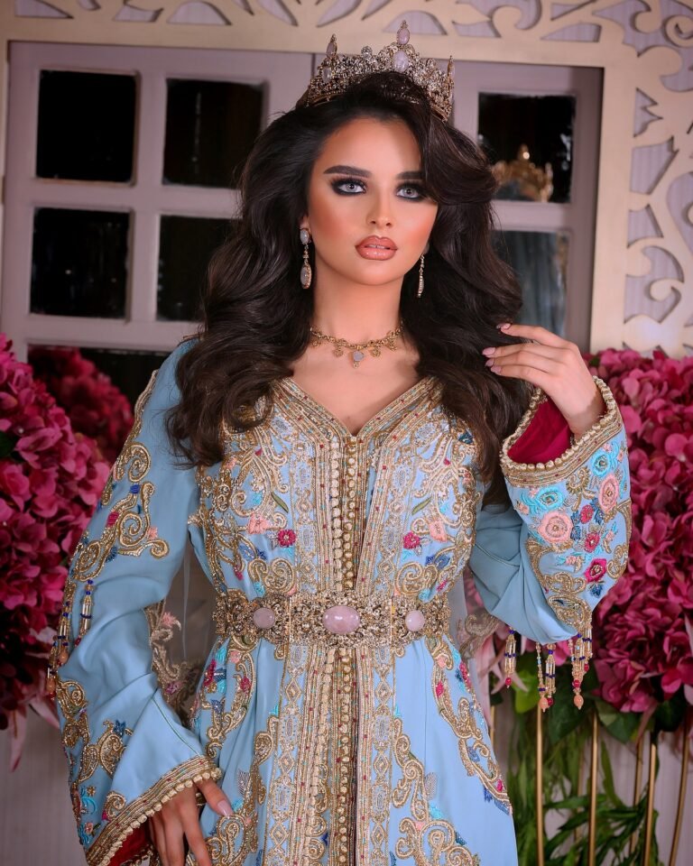 Caftan Glamour Découvrez l'élégance intemporelle du caftan henna, une pièce traditionnelle marocaine magnifiquement ornée. Nos caftans en henna allient beauté et tradition pour des moments inoubliables. Explorez notre collection unique aujourd'hui !