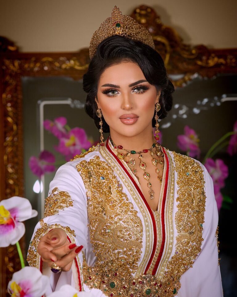 Caftan Glamour Découvrez l'élégance intemporelle du caftan henna, une pièce traditionnelle marocaine magnifiquement ornée. Nos caftans en henna allient beauté et tradition pour des moments inoubliables. Explorez notre collection unique aujourd'hui !