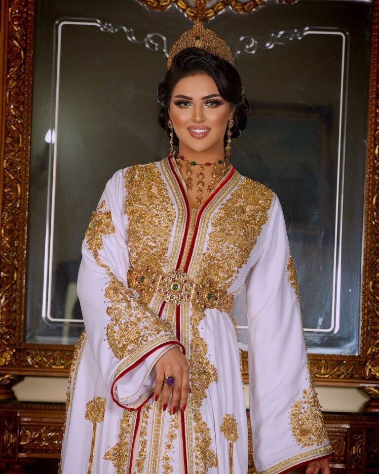 Caftan Glamour Découvrez l'élégance intemporelle du caftan henna, une pièce traditionnelle marocaine magnifiquement ornée. Nos caftans en henna allient beauté et tradition pour des moments inoubliables. Explorez notre collection unique aujourd'hui !