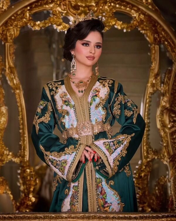 Caftan Glamour Découvrez l'élégance intemporelle du caftan henna, une pièce traditionnelle marocaine magnifiquement ornée. Nos caftans en henna allient beauté et tradition pour des moments inoubliables. Explorez notre collection unique aujourd'hui !