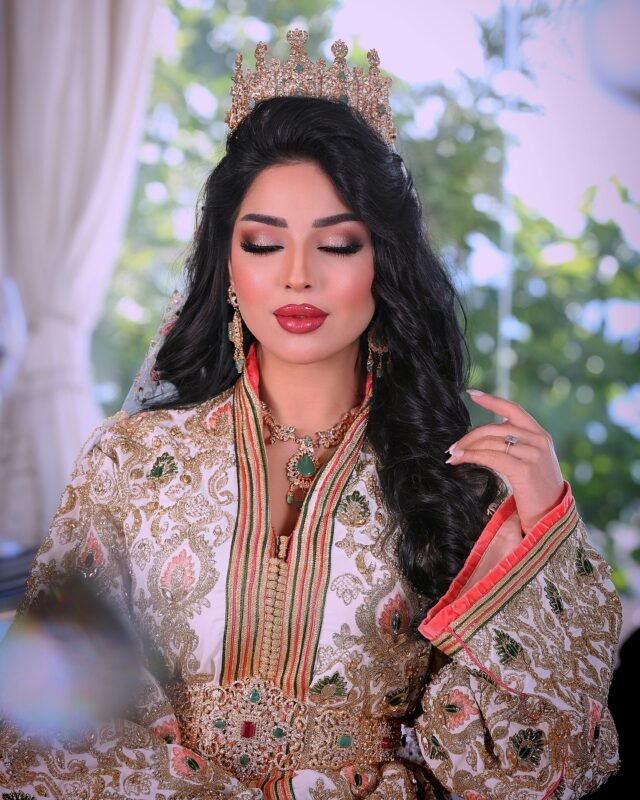 Caftan Glamour Découvrez l'élégance intemporelle du caftan henna, une pièce traditionnelle marocaine magnifiquement ornée. Nos caftans en henna allient beauté et tradition pour des moments inoubliables. Explorez notre collection unique aujourd'hui !