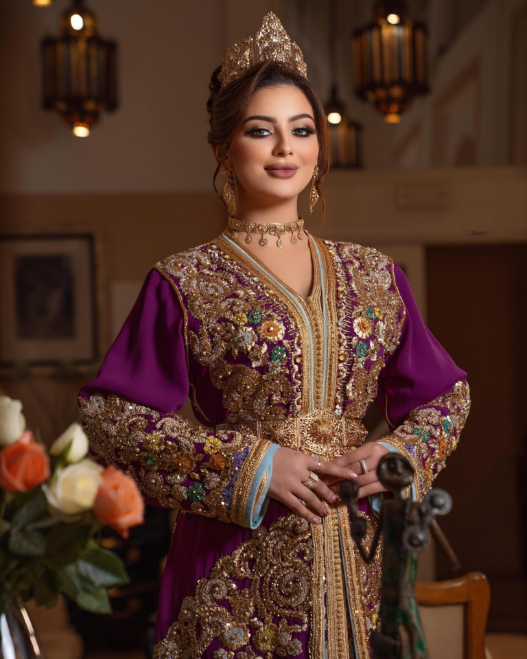 Caftan Glamour Découvrez l'élégance intemporelle du caftan henna, une pièce traditionnelle marocaine magnifiquement ornée. Nos caftans en henna allient beauté et tradition pour des moments inoubliables. Explorez notre collection unique aujourd'hui !