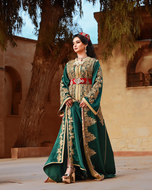 Caftan Glamour Découvrez l'élégance intemporelle du caftan henna, une pièce traditionnelle marocaine magnifiquement ornée. Nos caftans en henna allient beauté et tradition pour des moments inoubliables. Explorez notre collection unique aujourd'hui !