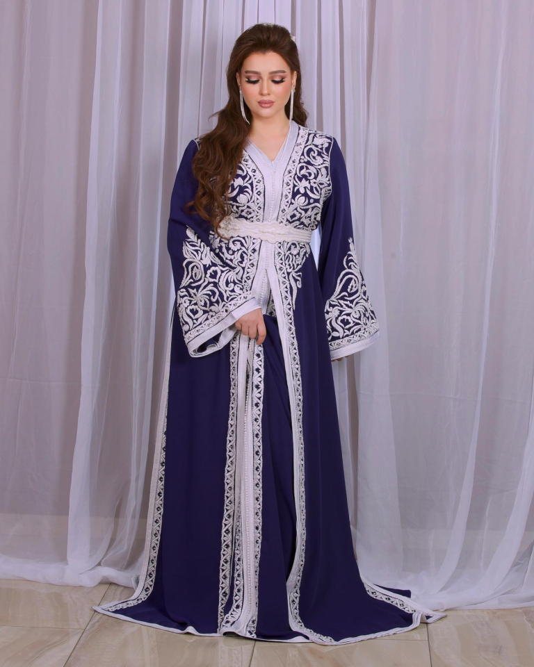 Caftan Glamour Découvrez l'élégance intemporelle du caftan henna, une pièce traditionnelle marocaine magnifiquement ornée. Nos caftans en henna allient beauté et tradition pour des moments inoubliables. Explorez notre collection unique aujourd'hui !