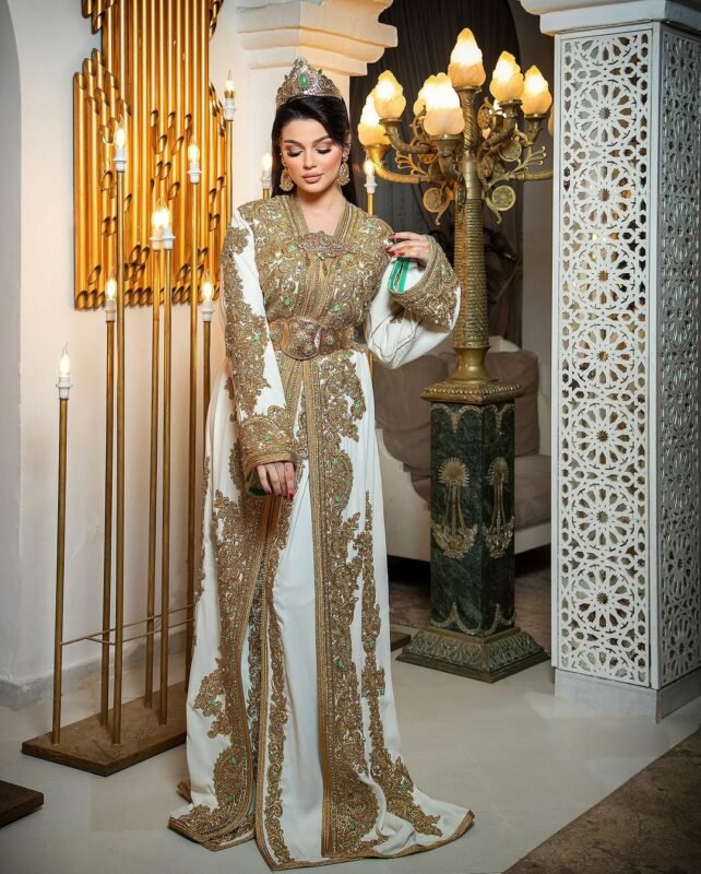 Caftan Glamour Découvrez l'élégance intemporelle du caftan henna, une pièce traditionnelle marocaine magnifiquement ornée. Nos caftans en henna allient beauté et tradition pour des moments inoubliables. Explorez notre collection unique aujourd'hui !