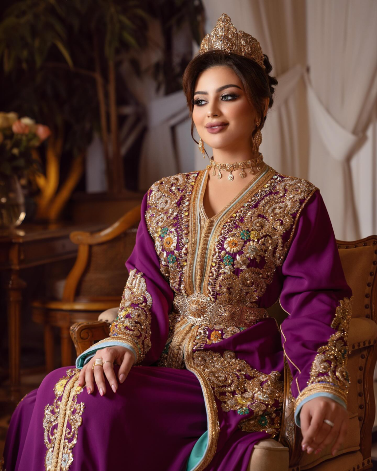 Caftan Glamour Découvrez l'élégance intemporelle du caftan henna, une pièce traditionnelle marocaine magnifiquement ornée. Nos caftans en henna allient beauté et tradition pour des moments inoubliables. Explorez notre collection unique aujourd'hui !