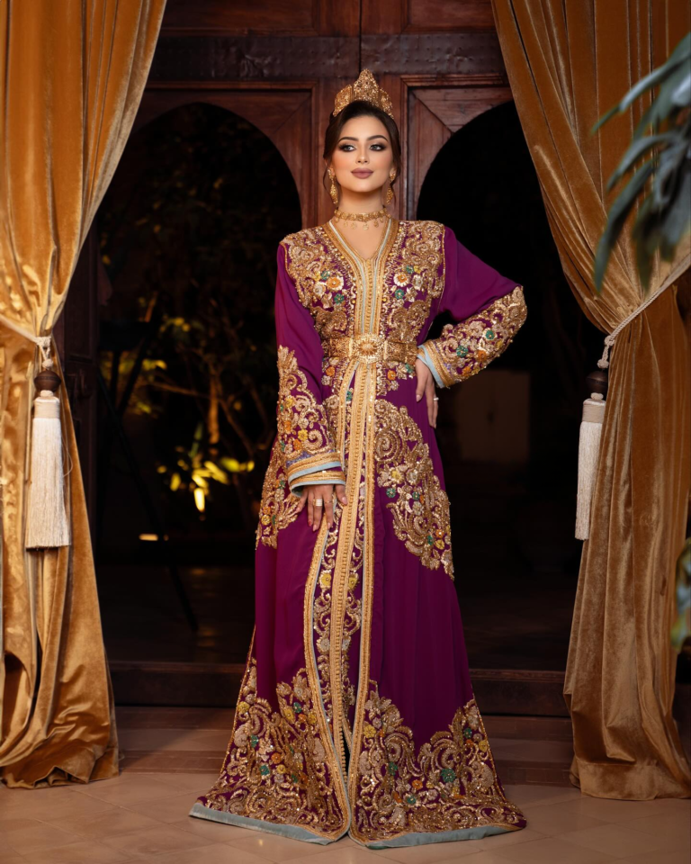 Caftan Glamour Découvrez l'élégance intemporelle du caftan henna, une pièce traditionnelle marocaine magnifiquement ornée. Nos caftans en henna allient beauté et tradition pour des moments inoubliables. Explorez notre collection unique aujourd'hui !