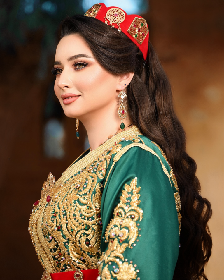 Caftan Glamour Découvrez l'élégance intemporelle du caftan henna, une pièce traditionnelle marocaine magnifiquement ornée. Nos caftans en henna allient beauté et tradition pour des moments inoubliables. Explorez notre collection unique aujourd'hui !