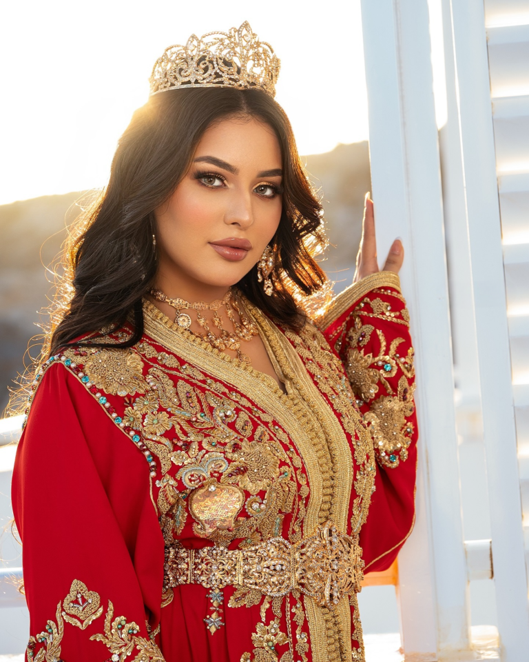 Caftan Glamour Découvrez l'élégance intemporelle du caftan henna, une pièce traditionnelle marocaine magnifiquement ornée. Nos caftans en henna allient beauté et tradition pour des moments inoubliables. Explorez notre collection unique aujourd'hui !