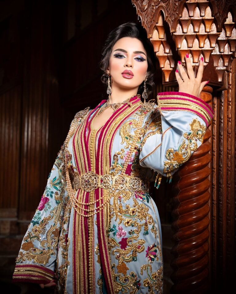 Caftan Glamour Découvrez l'élégance intemporelle du caftan henna, une pièce traditionnelle marocaine magnifiquement ornée. Nos caftans en henna allient beauté et tradition pour des moments inoubliables. Explorez notre collection unique aujourd'hui !