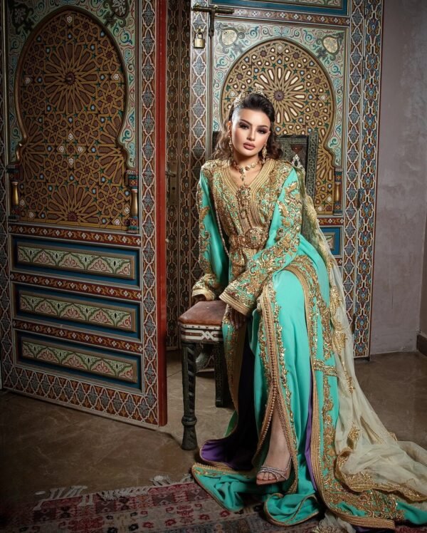 Caftan Glamour Découvrez l'élégance intemporelle du caftan henna, une pièce traditionnelle marocaine magnifiquement ornée. Nos caftans en henna allient beauté et tradition pour des moments inoubliables. Explorez notre collection unique aujourd'hui !