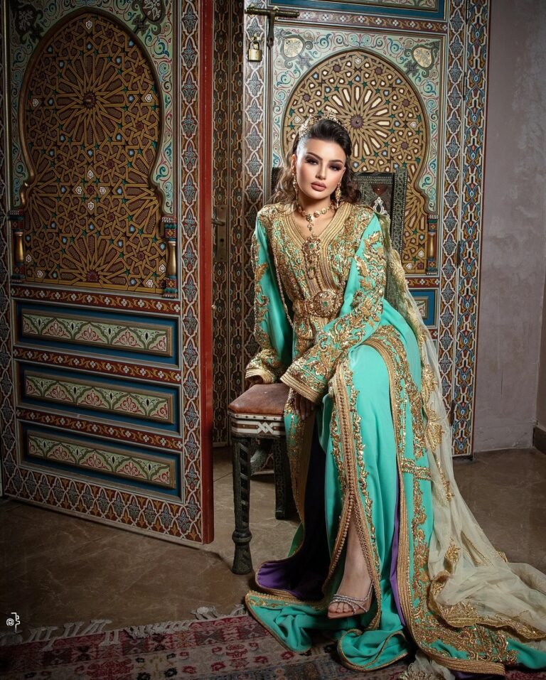 Caftan Glamour Découvrez l'élégance intemporelle du caftan henna, une pièce traditionnelle marocaine magnifiquement ornée. Nos caftans en henna allient beauté et tradition pour des moments inoubliables. Explorez notre collection unique aujourd'hui !