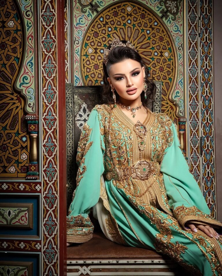 Caftan Glamour Découvrez l'élégance intemporelle du caftan henna, une pièce traditionnelle marocaine magnifiquement ornée. Nos caftans en henna allient beauté et tradition pour des moments inoubliables. Explorez notre collection unique aujourd'hui !