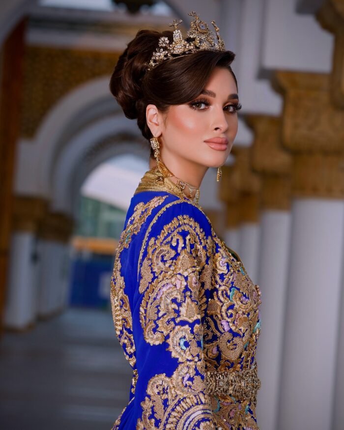 Caftan Glamour Découvrez l'élégance intemporelle du caftan henna, une pièce traditionnelle marocaine magnifiquement ornée. Nos caftans en henna allient beauté et tradition pour des moments inoubliables. Explorez notre collection unique aujourd'hui !