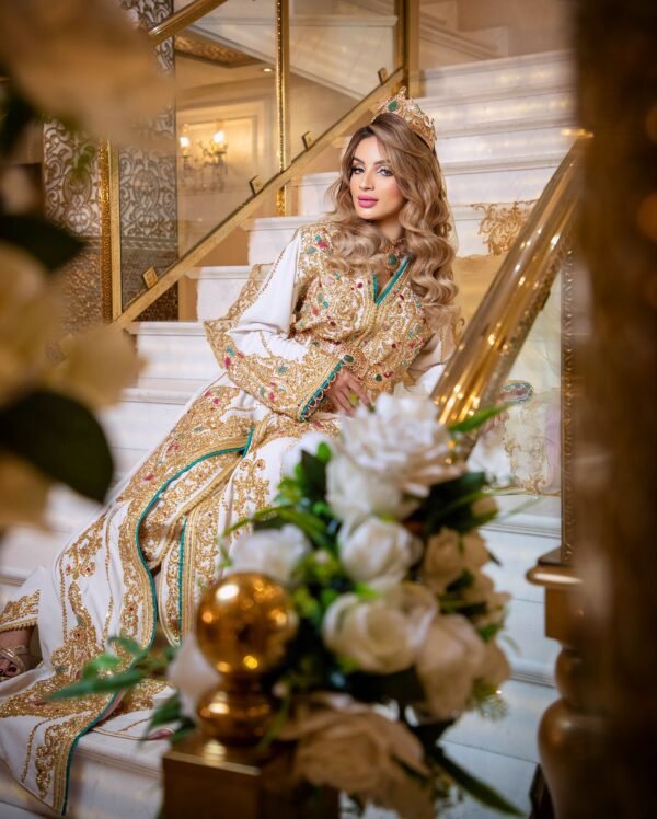 Caftan Glamour Découvrez l'élégance intemporelle du caftan henna, une pièce traditionnelle marocaine magnifiquement ornée. Nos caftans en henna allient beauté et tradition pour des moments inoubliables. Explorez notre collection unique aujourd'hui !