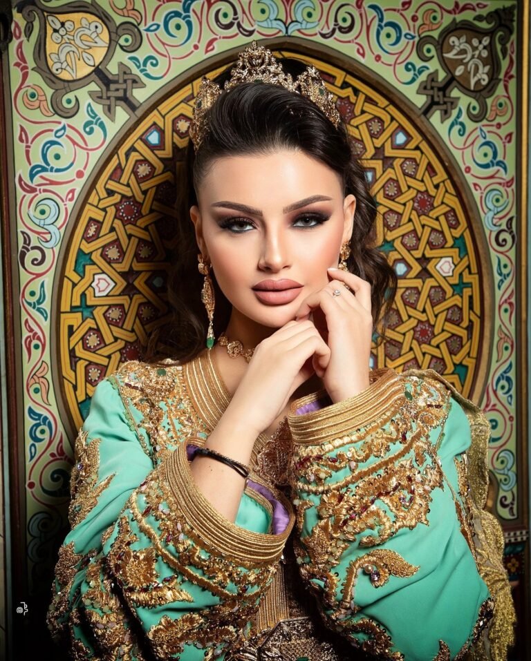 Caftan Glamour Découvrez l'élégance intemporelle du caftan henna, une pièce traditionnelle marocaine magnifiquement ornée. Nos caftans en henna allient beauté et tradition pour des moments inoubliables. Explorez notre collection unique aujourd'hui !