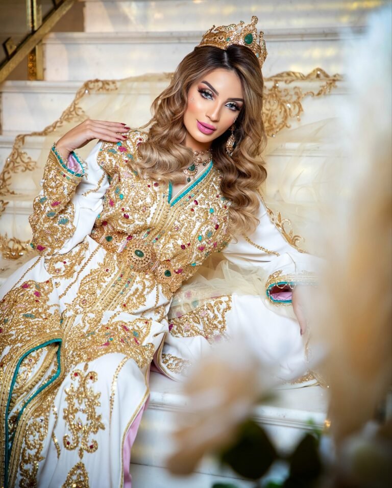 Caftan Glamour Découvrez l'élégance intemporelle du caftan henna, une pièce traditionnelle marocaine magnifiquement ornée. Nos caftans en henna allient beauté et tradition pour des moments inoubliables. Explorez notre collection unique aujourd'hui !