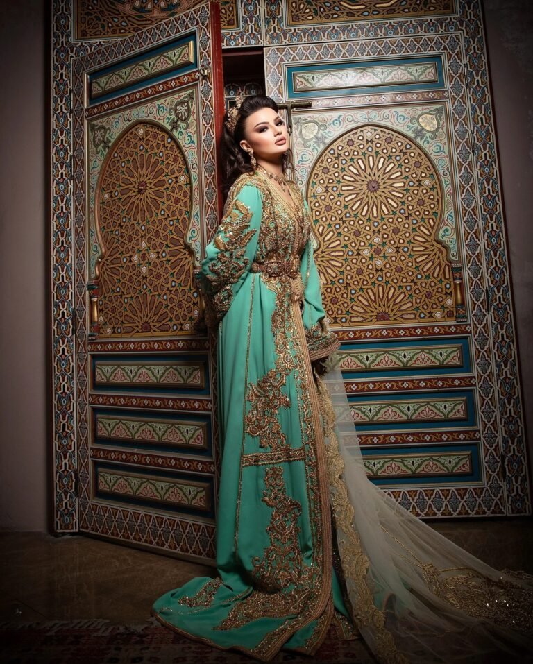 Caftan Glamour Découvrez l'élégance intemporelle du caftan henna, une pièce traditionnelle marocaine magnifiquement ornée. Nos caftans en henna allient beauté et tradition pour des moments inoubliables. Explorez notre collection unique aujourd'hui !