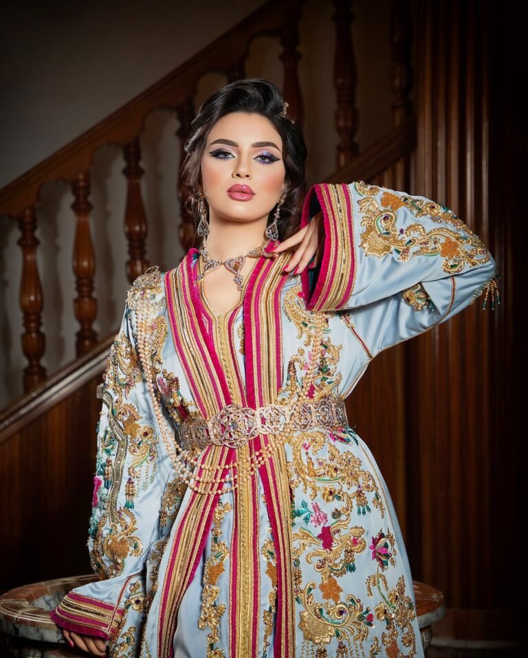 Caftan Glamour Découvrez l'élégance intemporelle du caftan henna, une pièce traditionnelle marocaine magnifiquement ornée. Nos caftans en henna allient beauté et tradition pour des moments inoubliables. Explorez notre collection unique aujourd'hui !