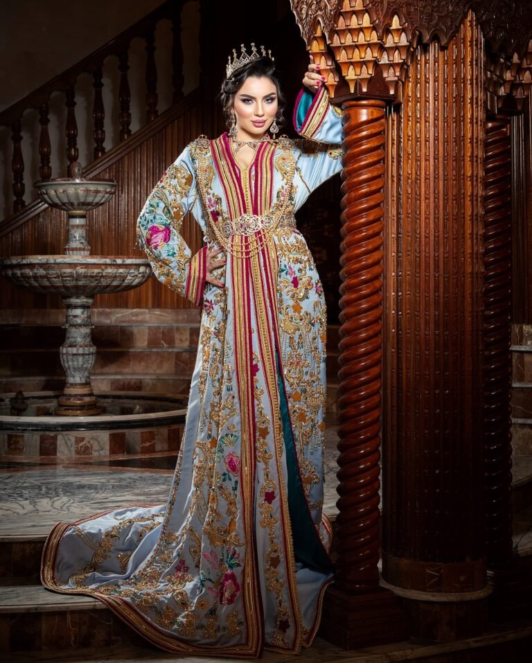 Caftan Glamour Découvrez l'élégance intemporelle du caftan henna, une pièce traditionnelle marocaine magnifiquement ornée. Nos caftans en henna allient beauté et tradition pour des moments inoubliables. Explorez notre collection unique aujourd'hui !